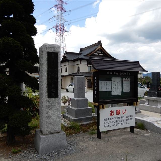 外から見た墓地